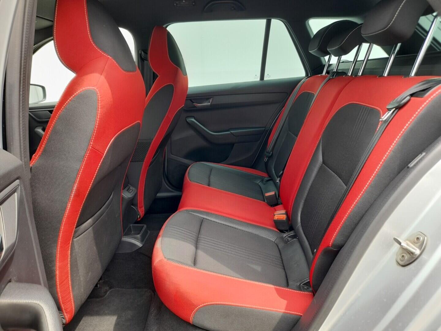 OB199V00560_29.webp_FABIA Monte Carlo 1.0 TSI 70 kW manuál, DPH