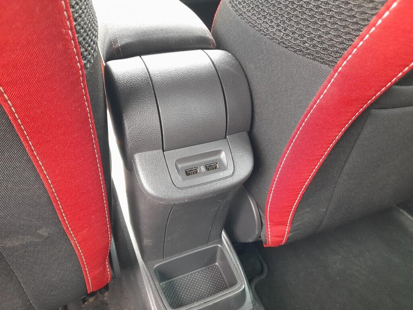 OB199V00560_32.webp_FABIA Monte Carlo 1.0 TSI 70 kW manuál, DPH