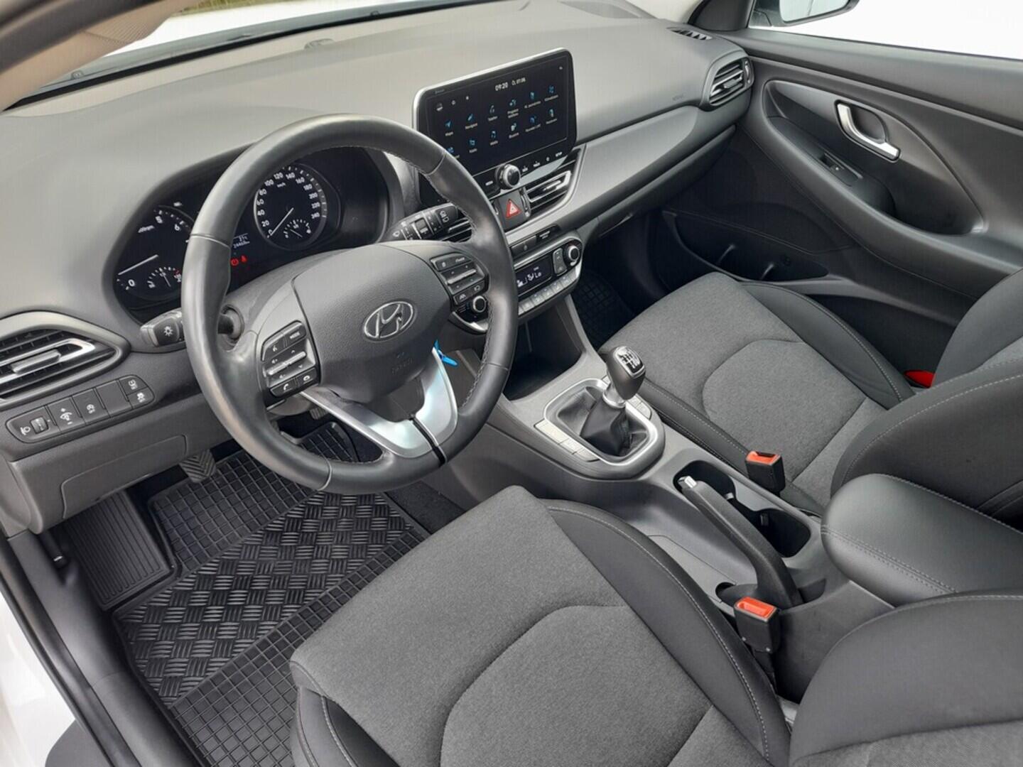 OB199V00581_19.webp_I30 Smart Nav 1.5  81 kW manuál