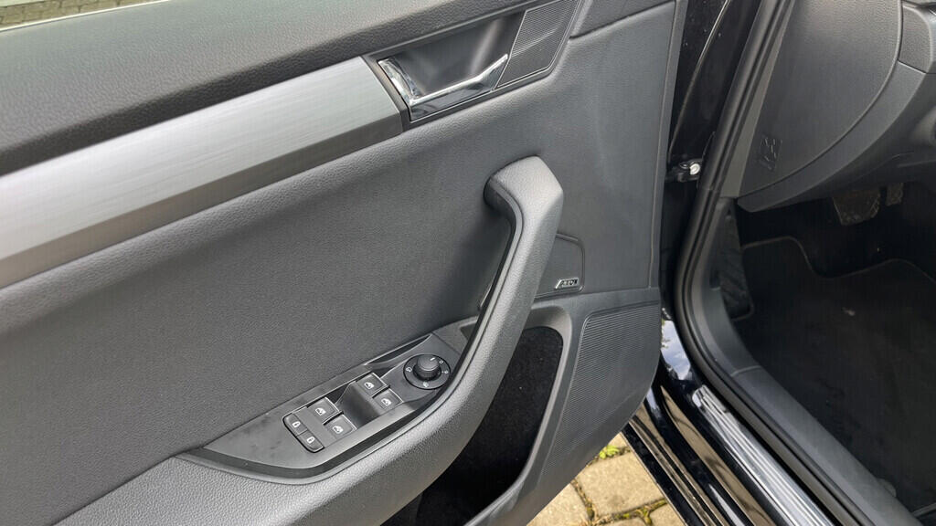 OB199V00613_21.webp_SUPERB Style 2.0 TDI 140 kW automat, DPH
