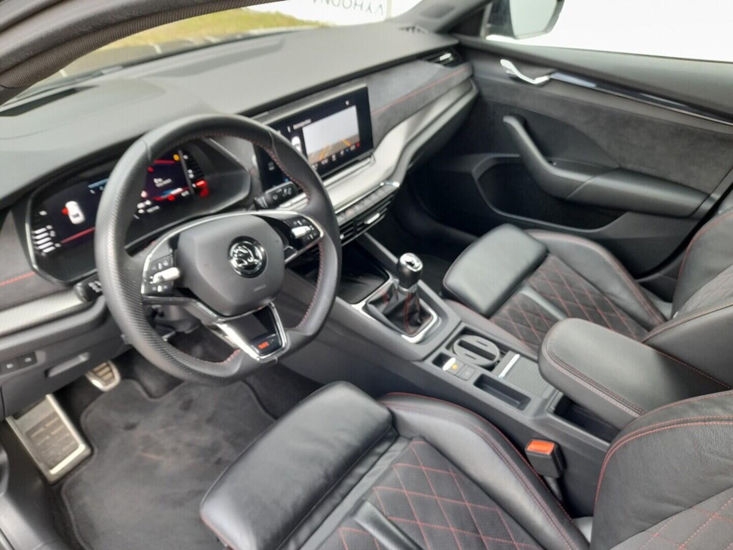 OB199V00653_19.webp_OCTAVIA RS 2.0 TSI 180 kW manuál, DPH