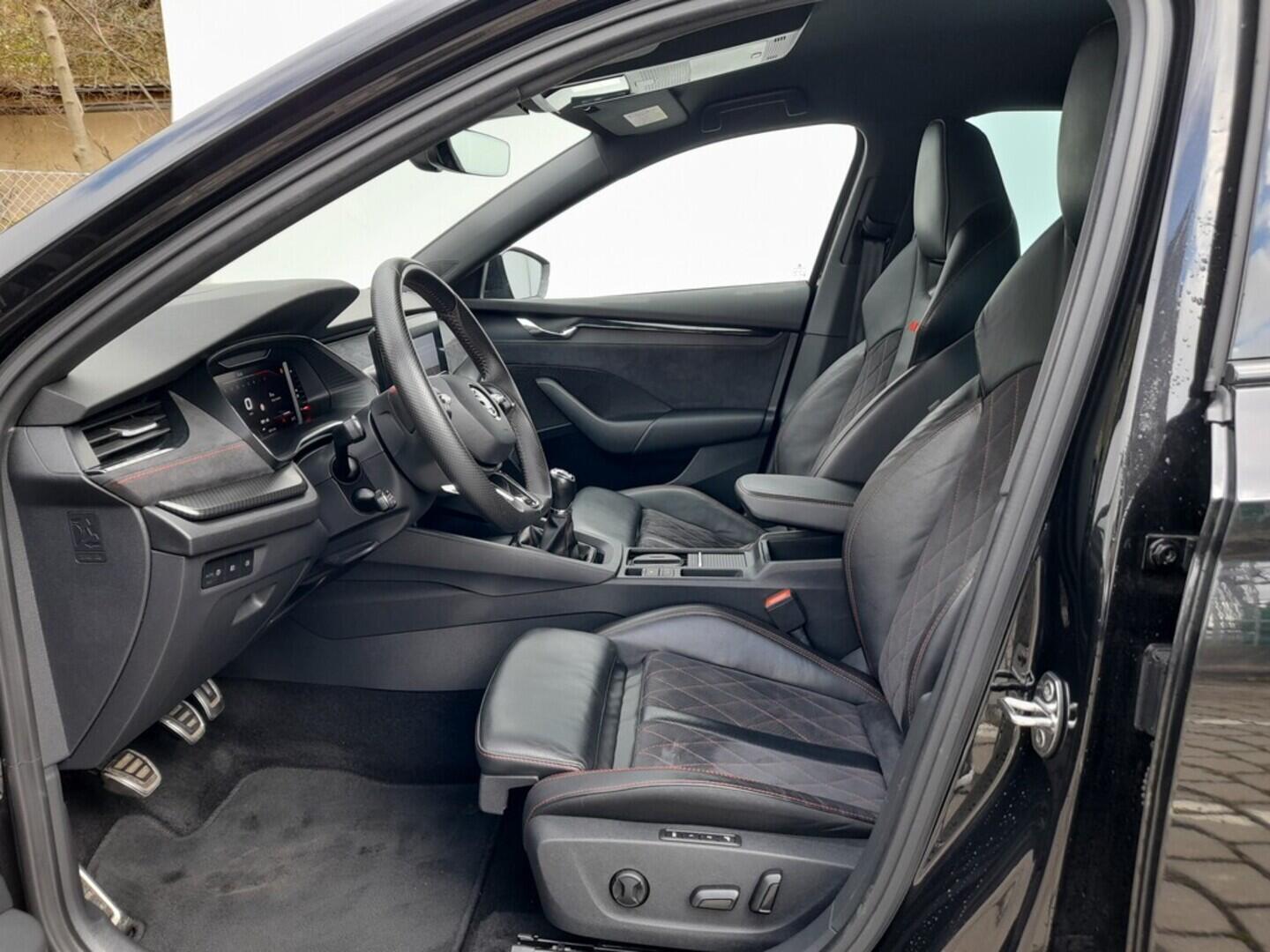 OB199V00653_20.webp_OCTAVIA RS 2.0 TSI 180 kW manuál, DPH