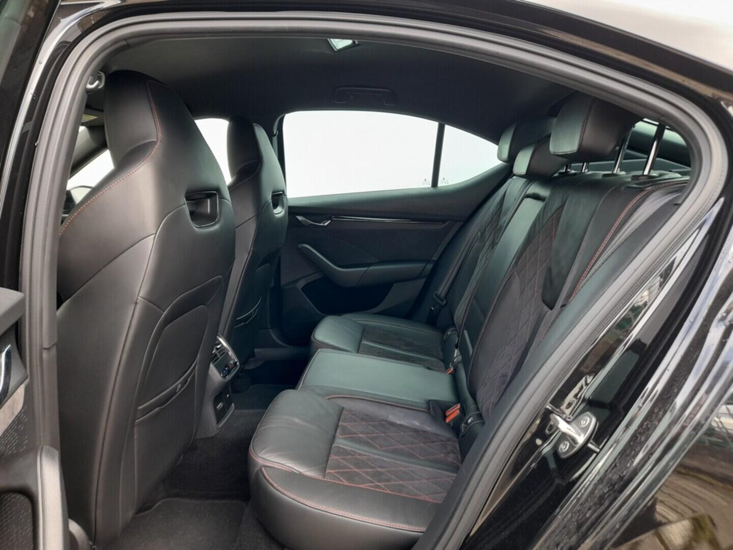 OB199V00653_29.webp_OCTAVIA RS 2.0 TSI 180 kW manuál, DPH