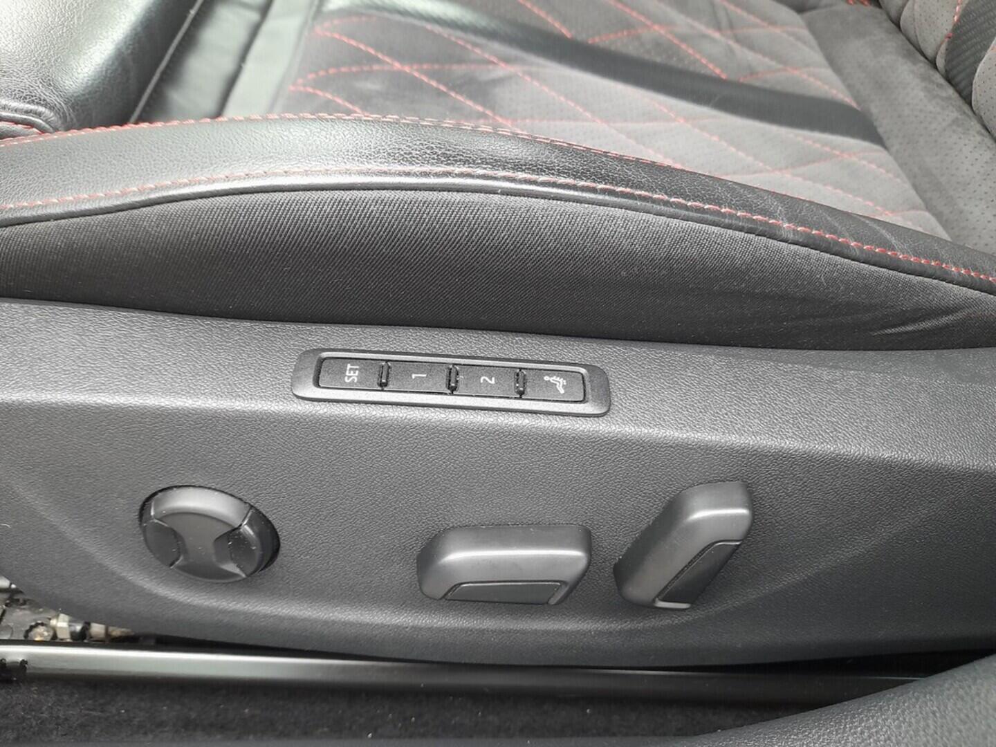 OB199V00653_35.webp_OCTAVIA RS 2.0 TSI 180 kW manuál, DPH