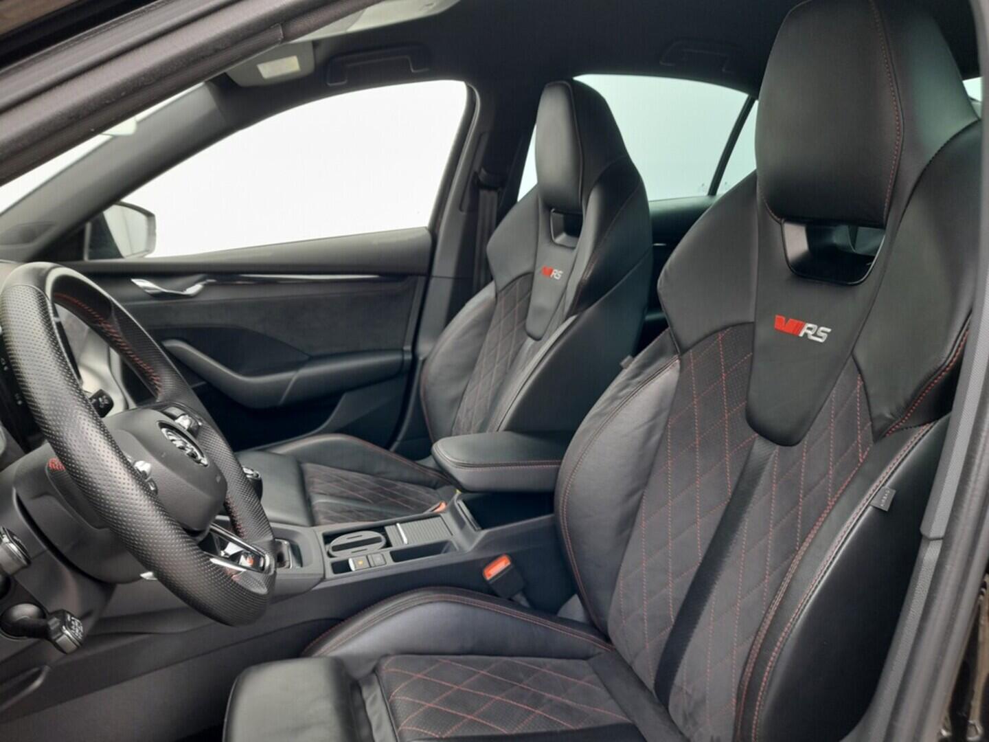 OB199V00653_39.webp_OCTAVIA RS 2.0 TSI 180 kW manuál, DPH