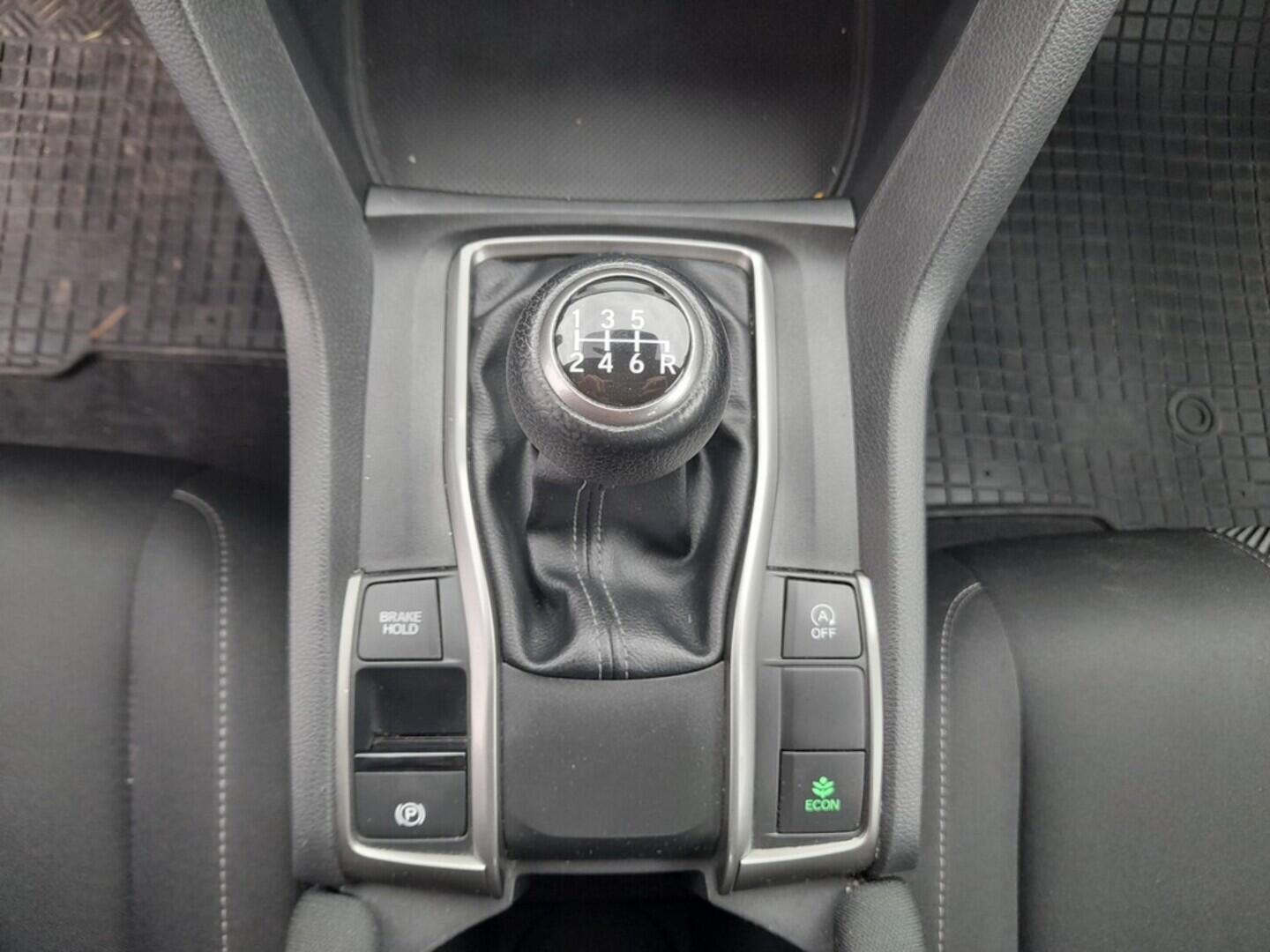 OB199V00656_25.webp_CIVIC Comfort 1.0 VTEC Turbo 95 kW manuál