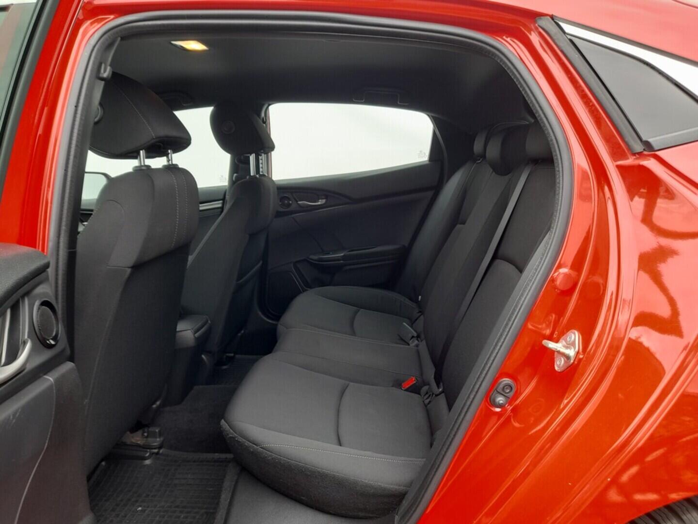 OB199V00656_26.webp_CIVIC Comfort 1.0 VTEC Turbo 95 kW manuál