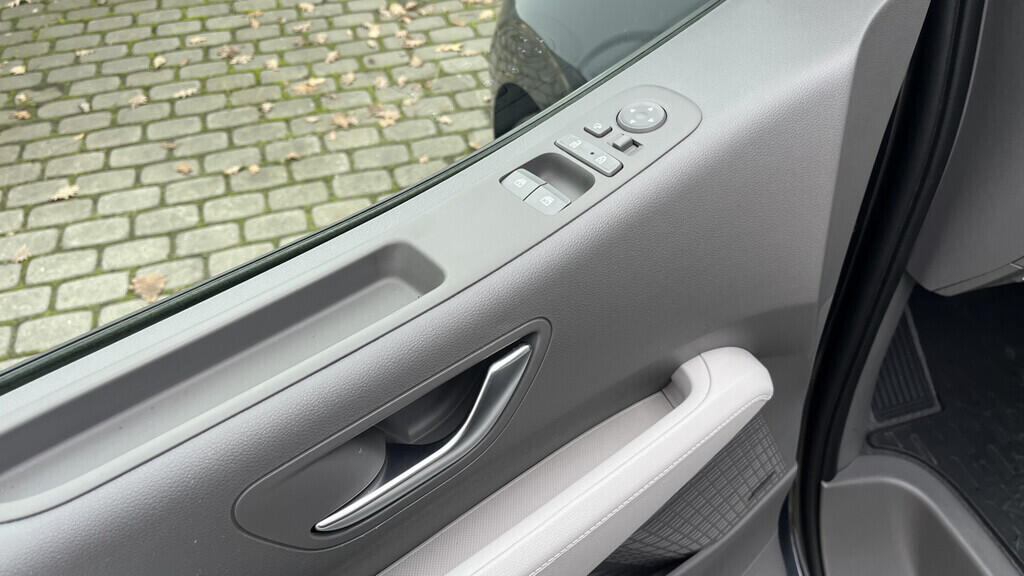 OB199V00668_22.webp_STARIA Luxury 2.2 CRDi 130 kW automat, DPH