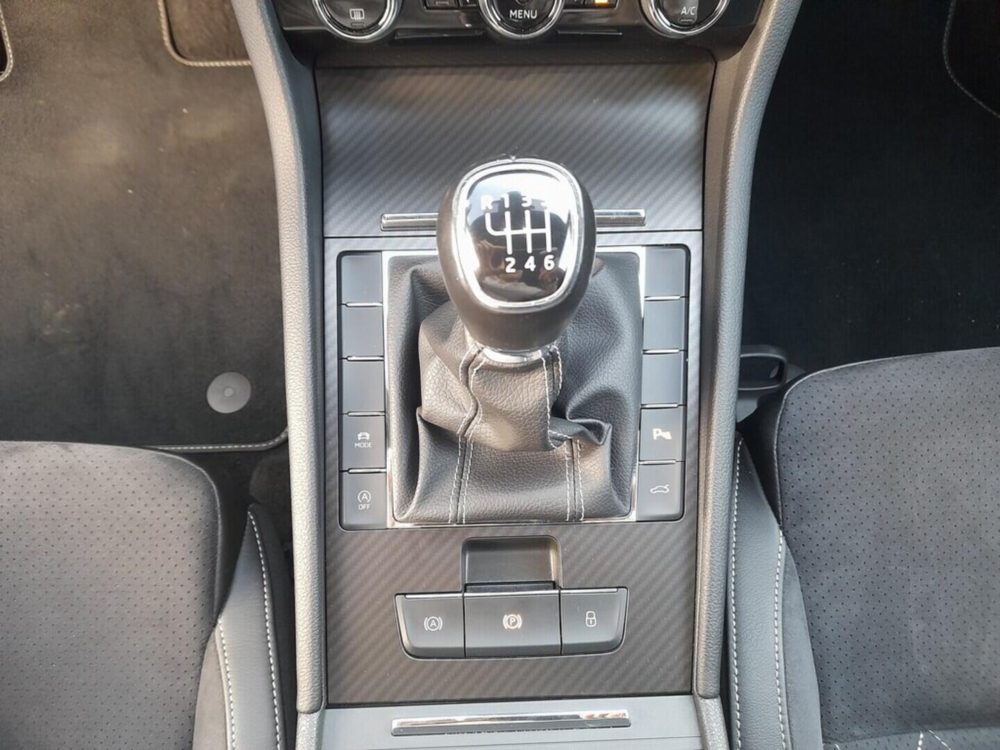 OB199V00670_30.webp_SUPERB SportLine 2.0 TDI 110 kW manuál, DPH