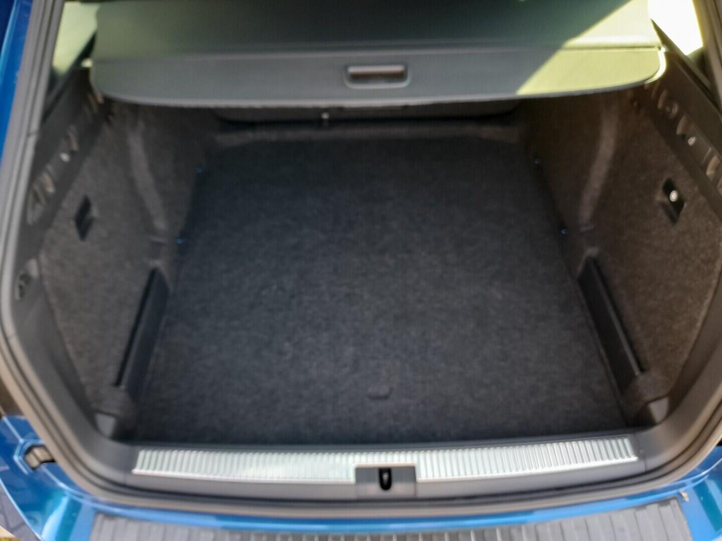 OB199V00670_32.webp_SUPERB SportLine 2.0 TDI 110 kW manuál, DPH