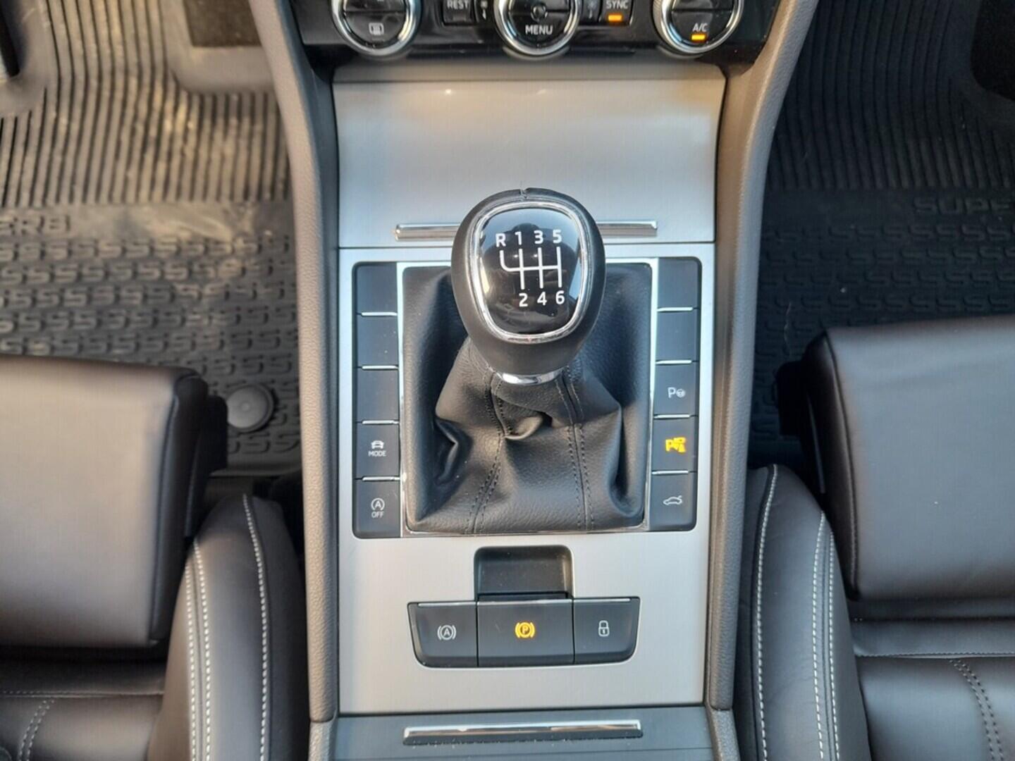 OB199V00672_30.webp_SUPERB L&K 1.5 TSI 110 kW manuál, DPH