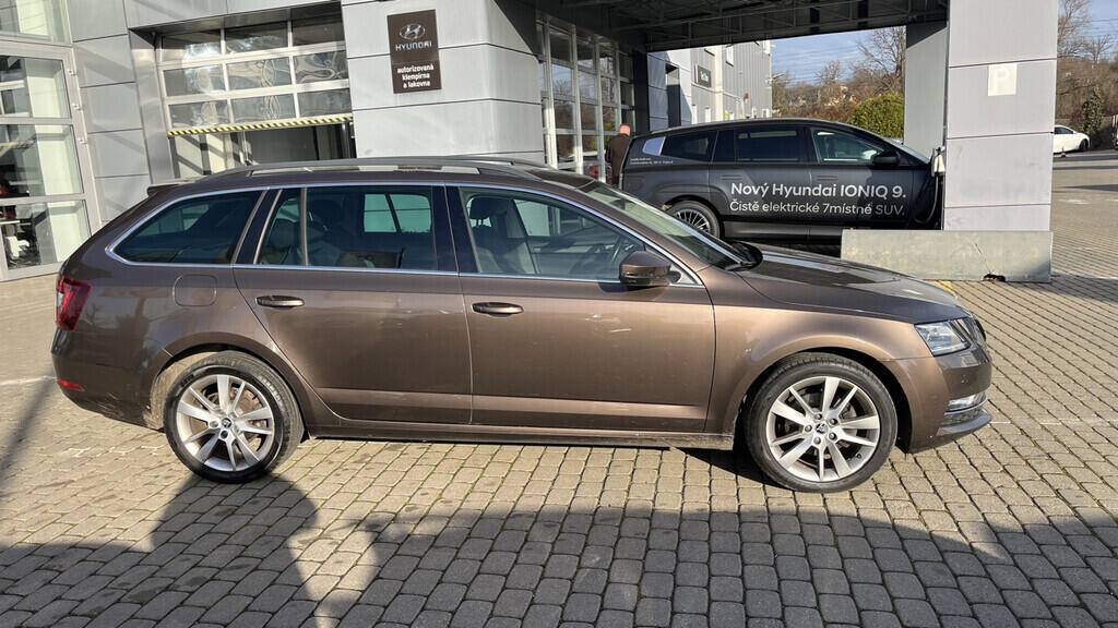 OB199V00684_12.webp_OCTAVIA Style Plus 2.0 TDI 110 kW automat, DPH