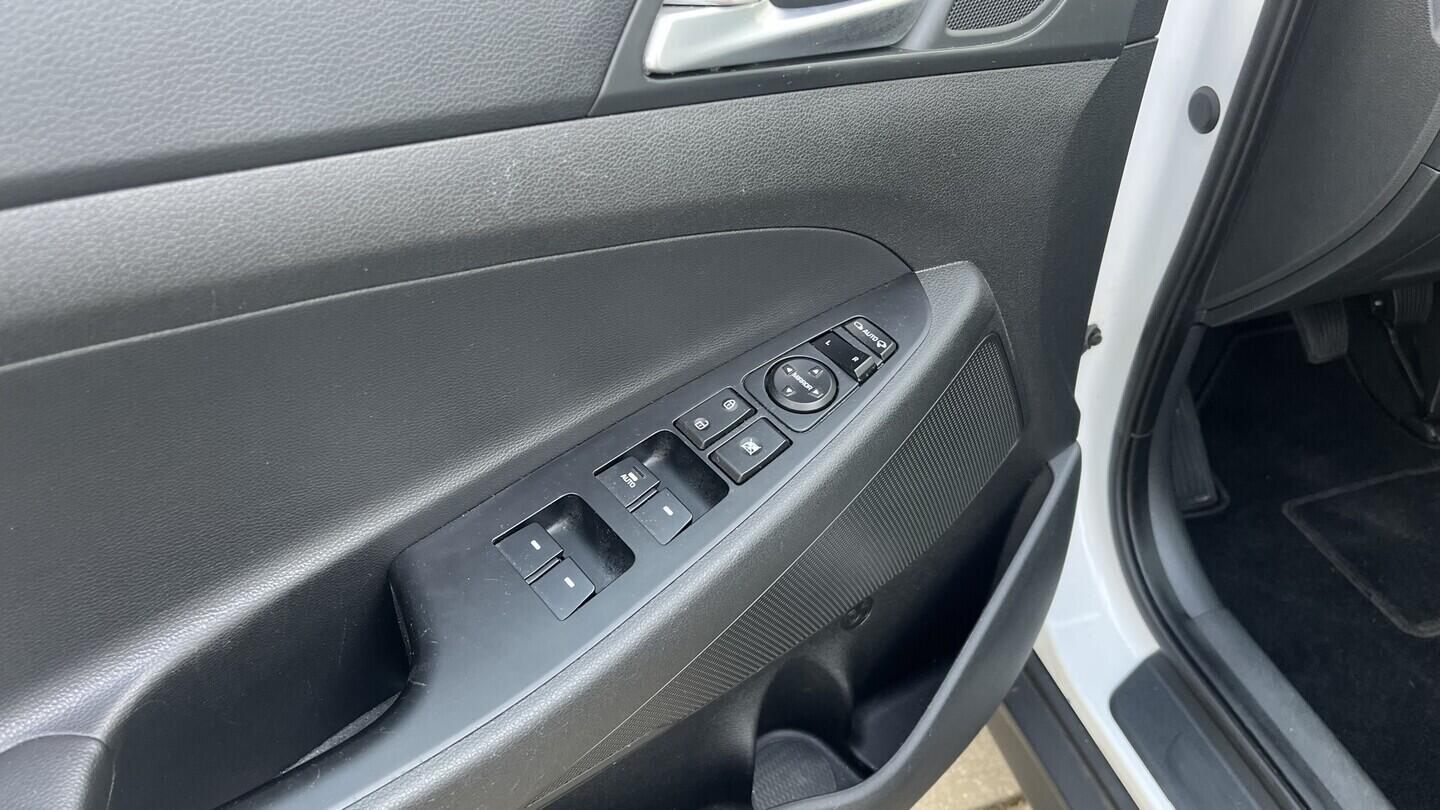 OB199V00753_21.webp_TUCSON Trikolor 1.6 TGDi 130 kW manuál