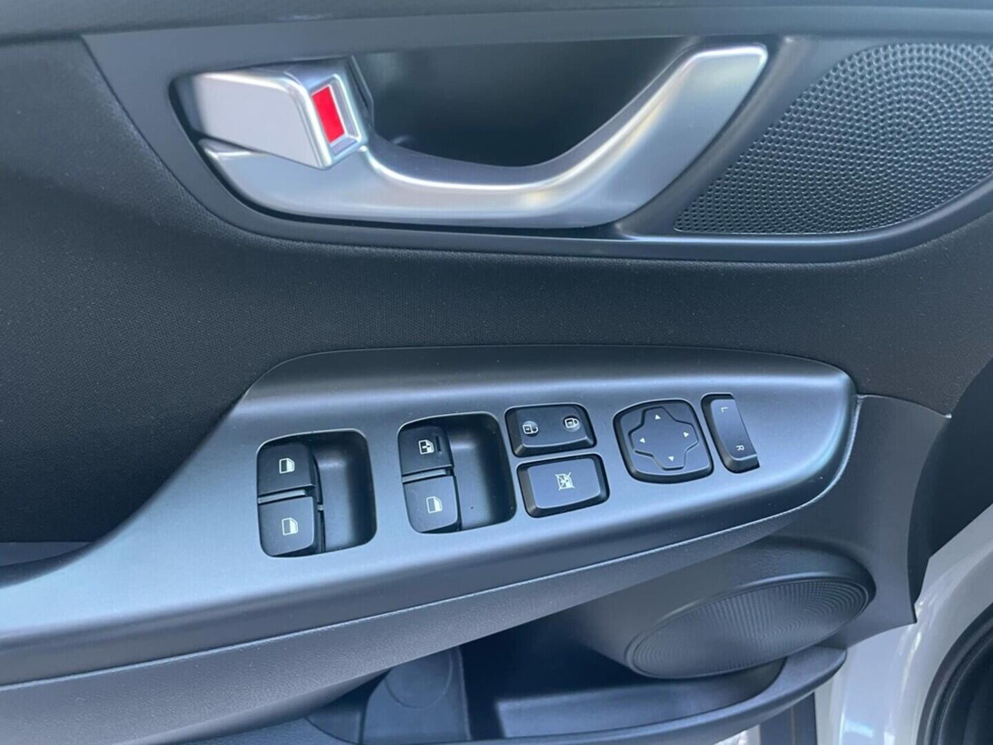 OC199V00951_19.webp_KONA Smart 1.0 TGDI 88 kW manuál