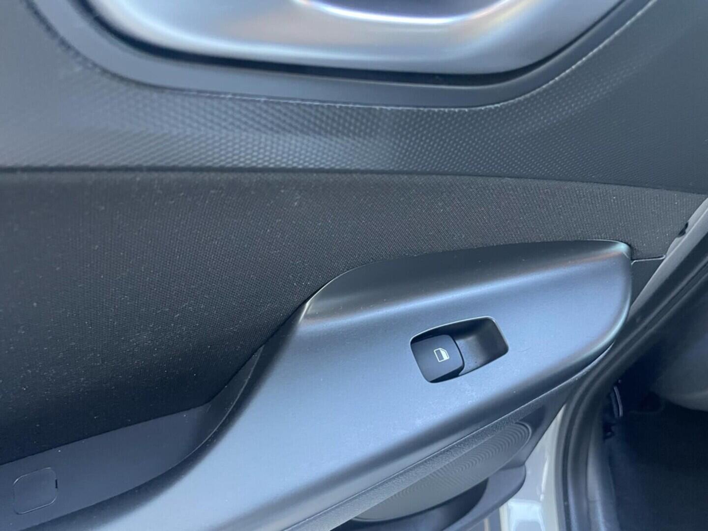 OC199V00951_31.webp_KONA Smart 1.0 TGDI 88 kW manuál