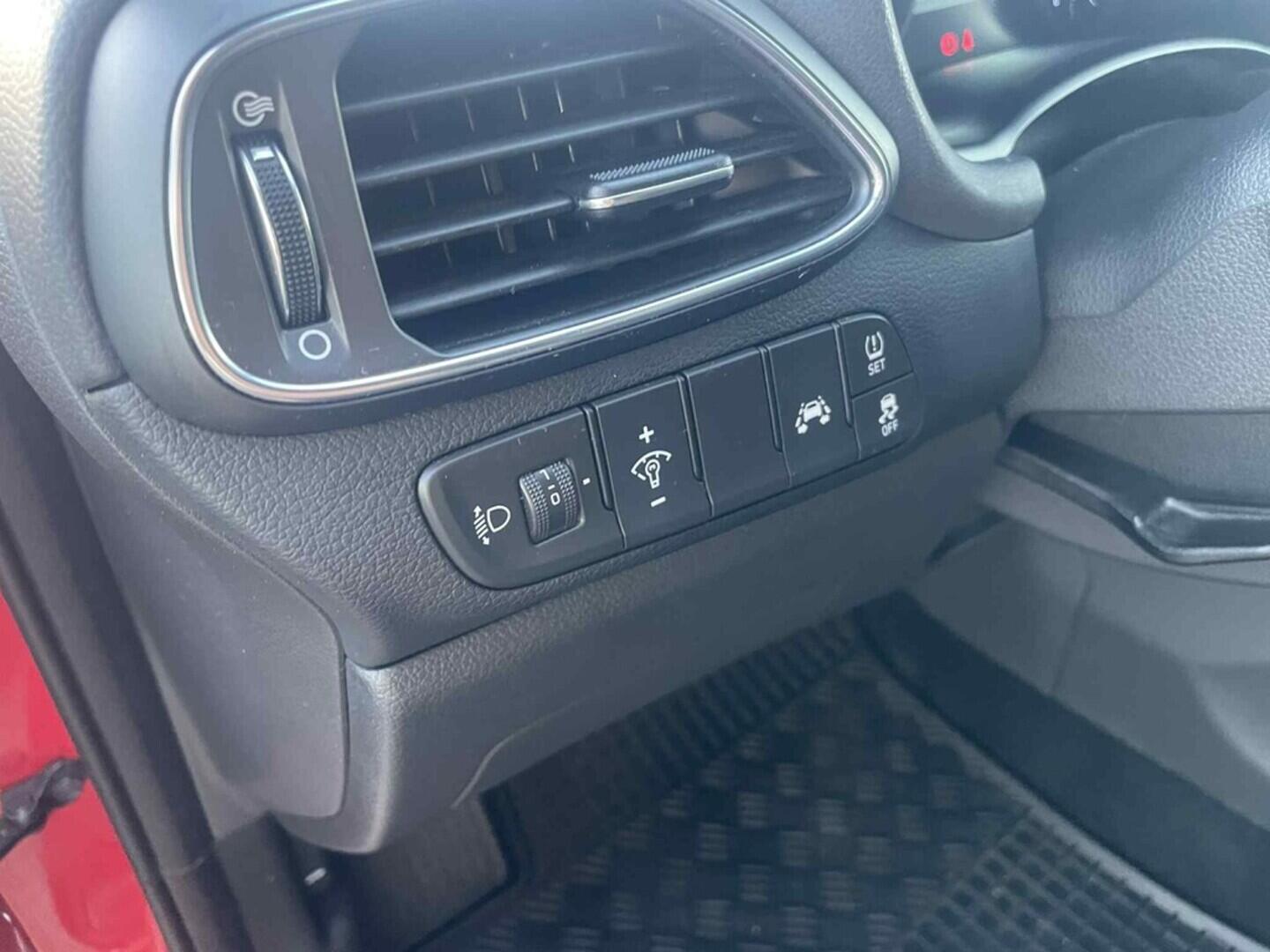 OC199V00990_21.webp_I30 Comfort 1.4  73 kW manuál