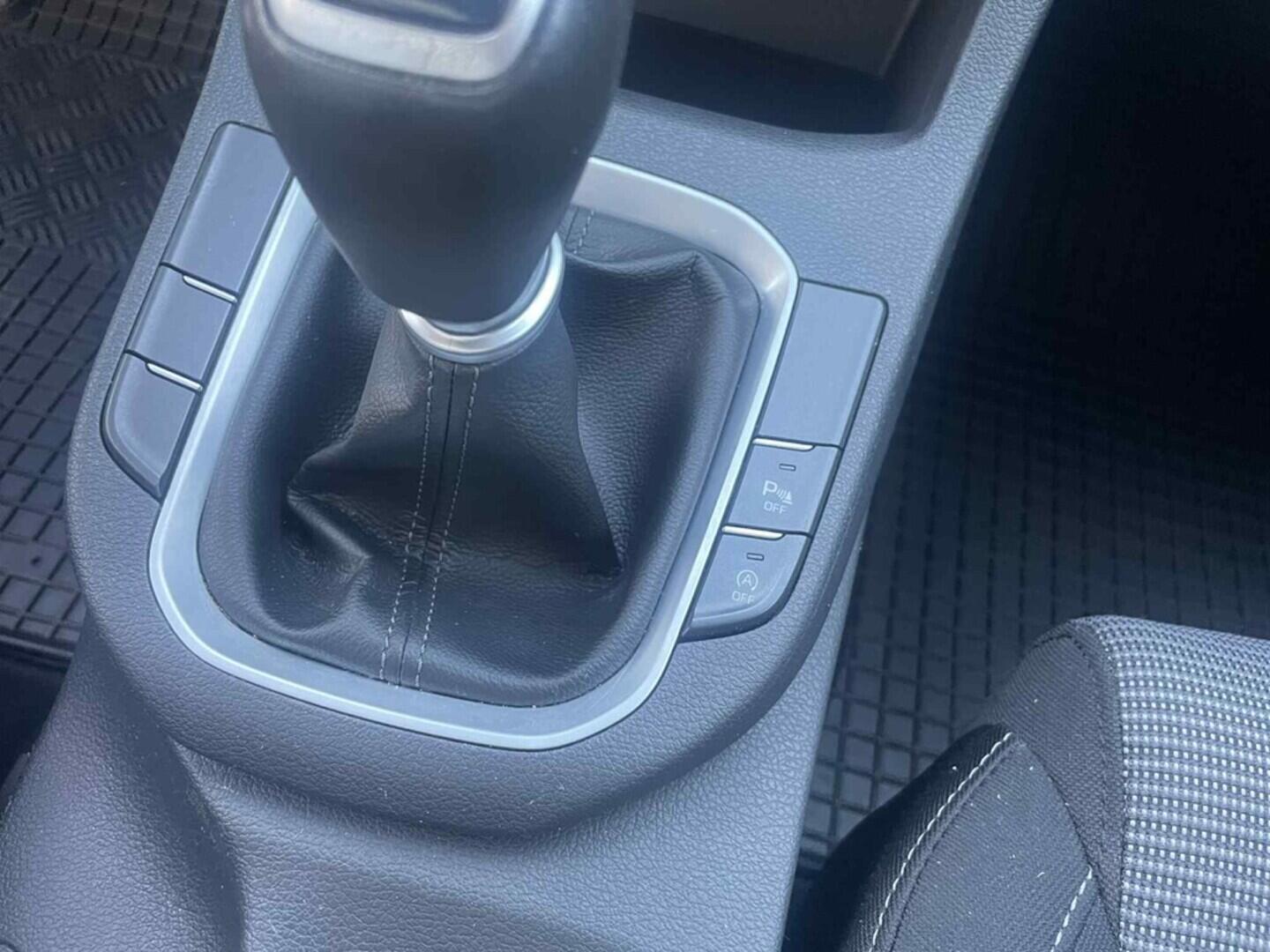 OC199V00990_25.webp_I30 Comfort 1.4  73 kW manuál