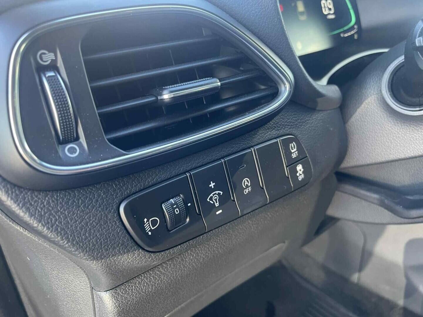 OC199V00992_20.webp_I30 SMART 1.5 DPI 70 kW manuál, DPH