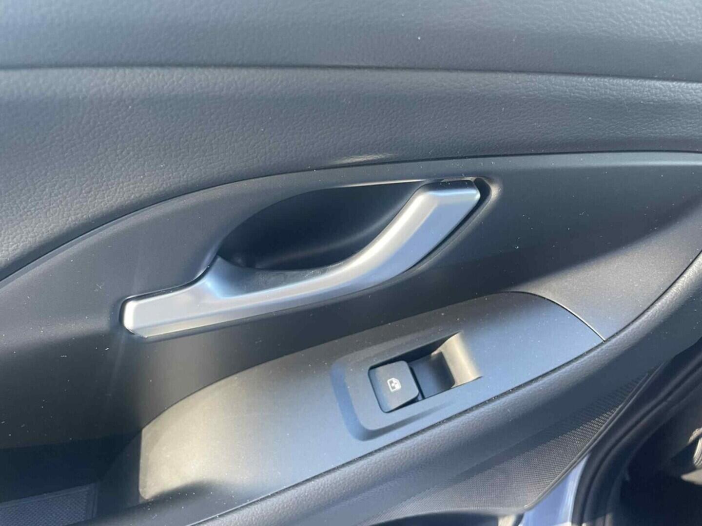 OC199V00992_30.webp_I30 SMART 1.5 DPI 70 kW manuál, DPH