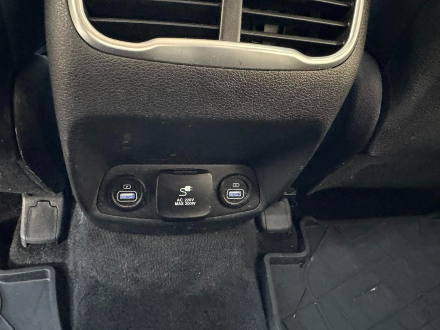 OC199V01001_35.webp_SANTA FE Luxury 2.2 CRDI 147 kW automat, DPH