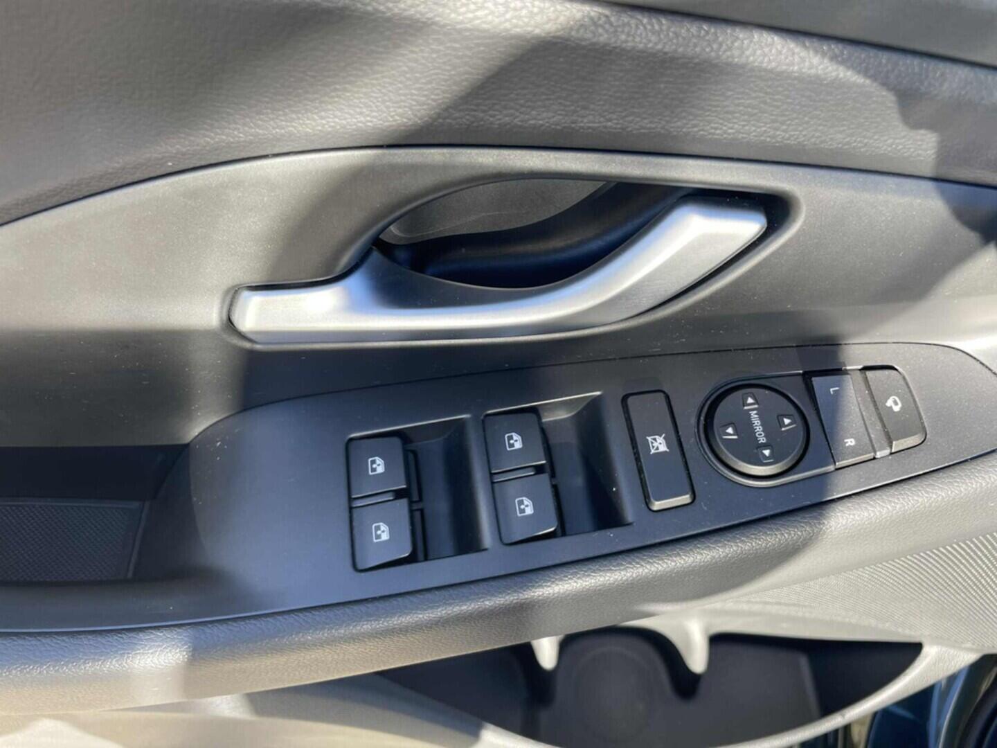 OC199V01022_19.webp_I30 Smart Climate 1.5 DPI 70 kW manuál, DPH