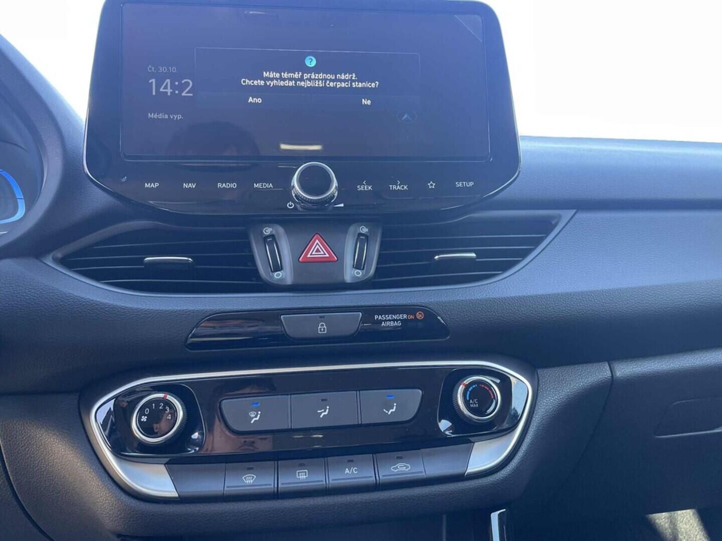 OC199V01022_24.webp_I30 Smart Climate 1.5 DPI 70 kW manuál, DPH