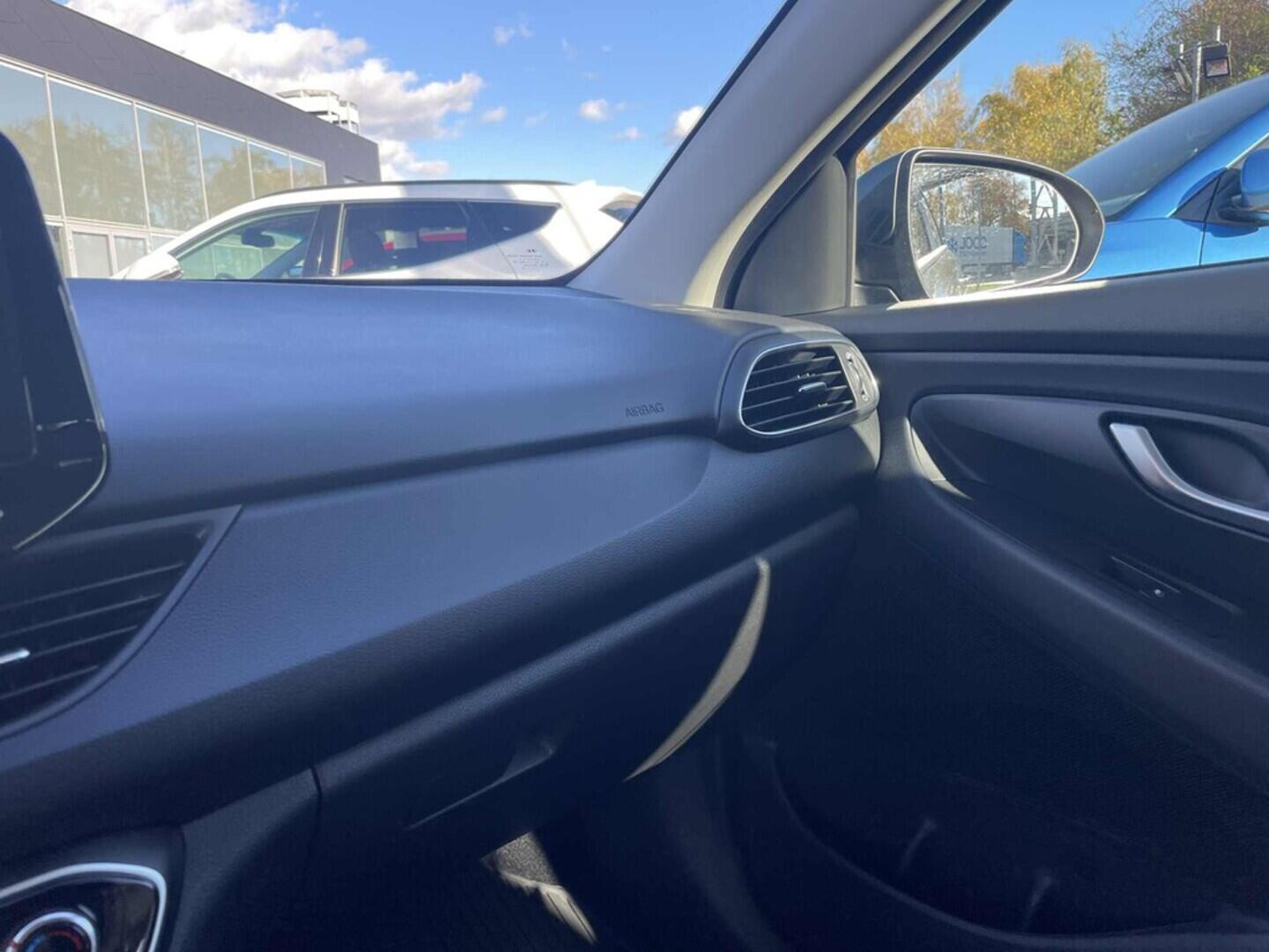 OC199V01022_25.webp_I30 Smart Climate 1.5 DPI 70 kW manuál, DPH