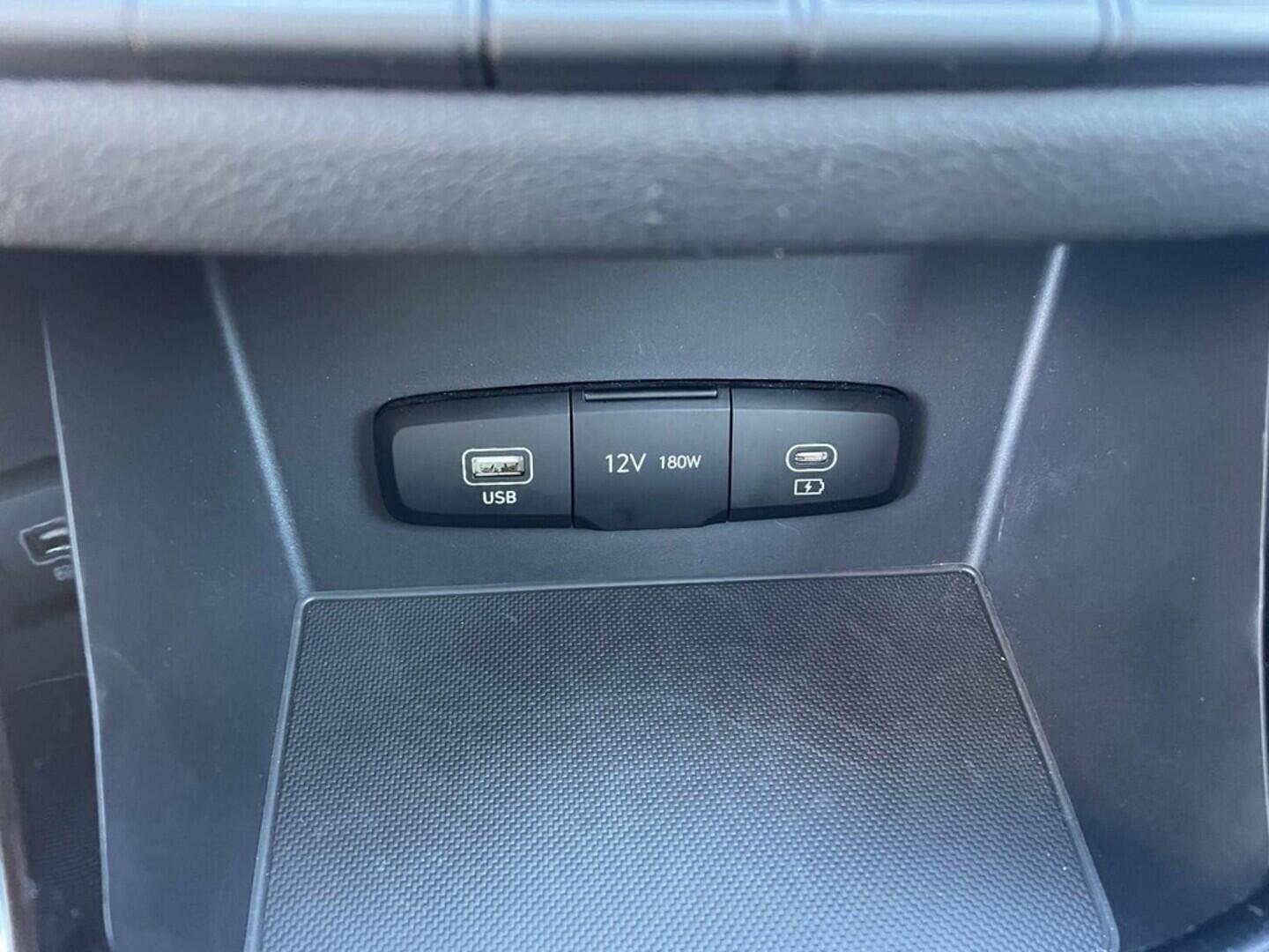 OC199V01022_27.webp_I30 Smart Climate 1.5 DPI 70 kW manuál, DPH