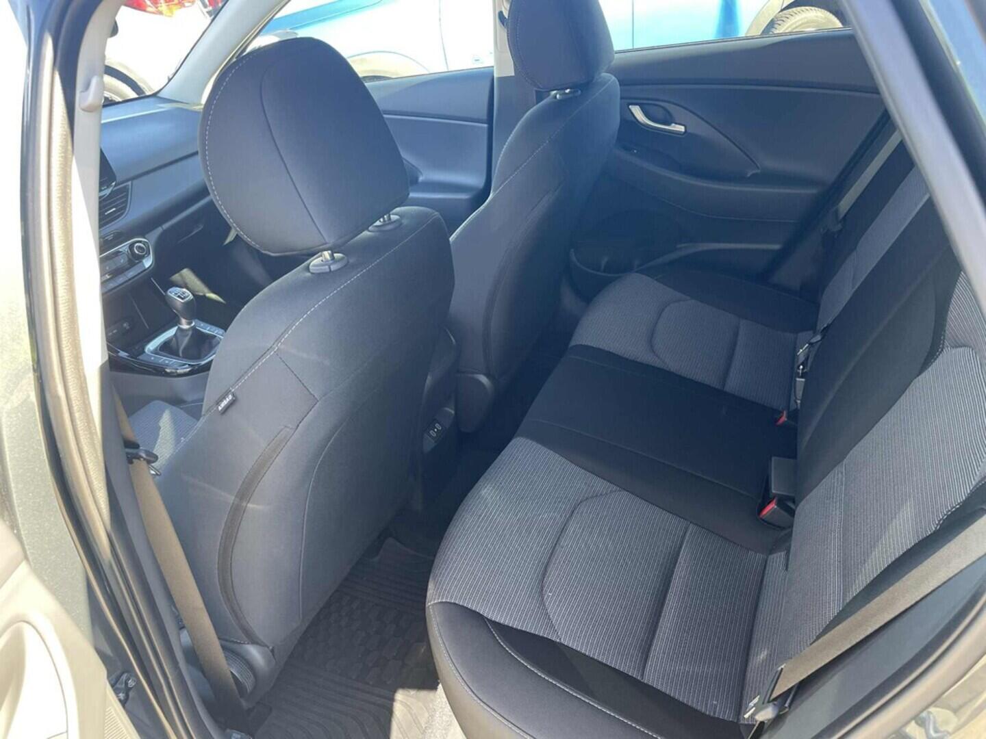 OC199V01022_29.webp_I30 Smart Climate 1.5 DPI 70 kW manuál, DPH