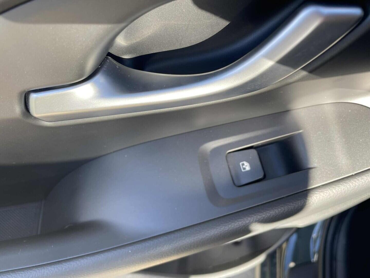 OC199V01022_30.webp_I30 Smart Climate 1.5 DPI 70 kW manuál, DPH