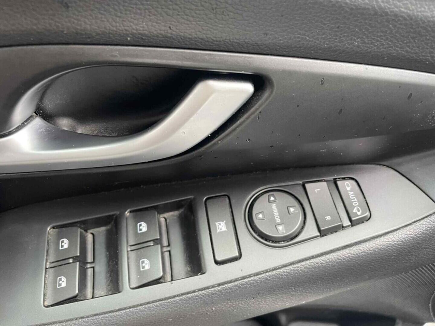 OC199V01028_18.webp_I30 Style  1.6 CRDI 85 kW manuál