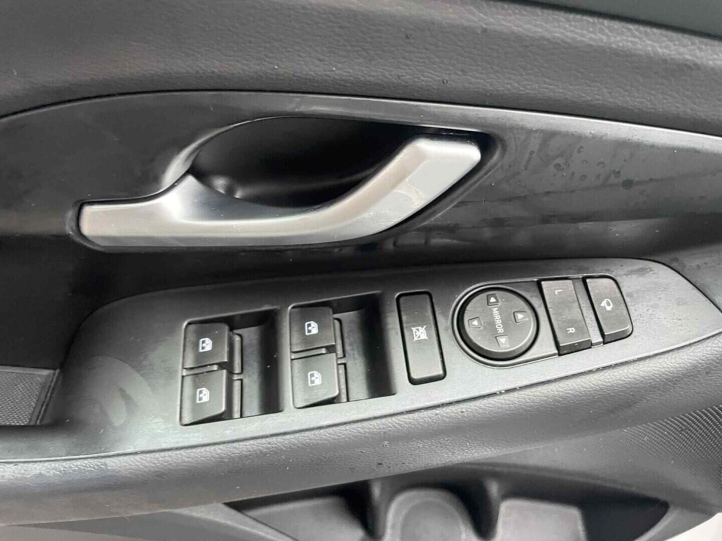 OC199V01033_20.webp_I30 Smart Climate 1.5 DPI 70 kW manuál, DPH