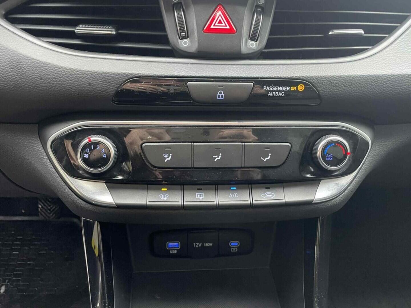 OC199V01033_24.webp_I30 Smart Climate 1.5 DPI 70 kW manuál, DPH