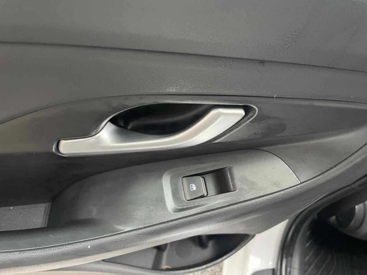 OC199V01033_29.webp_I30 Smart Climate 1.5 DPI 70 kW manuál, DPH