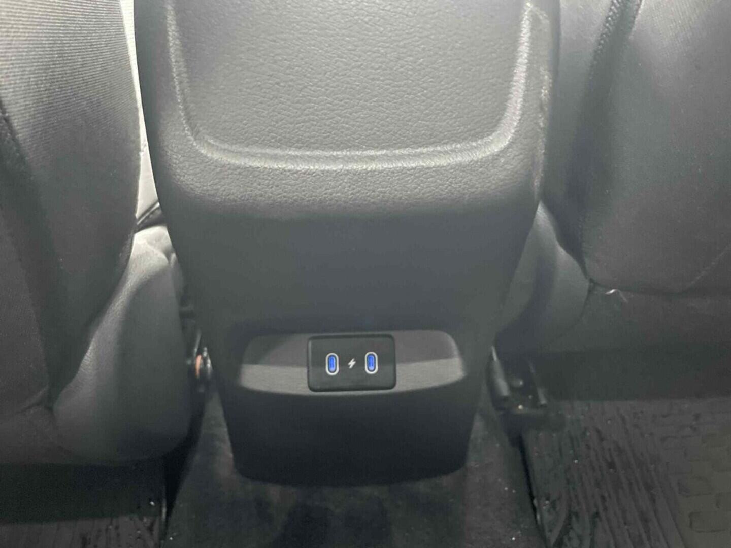 OC199V01033_31.webp_I30 Smart Climate 1.5 DPI 70 kW manuál, DPH