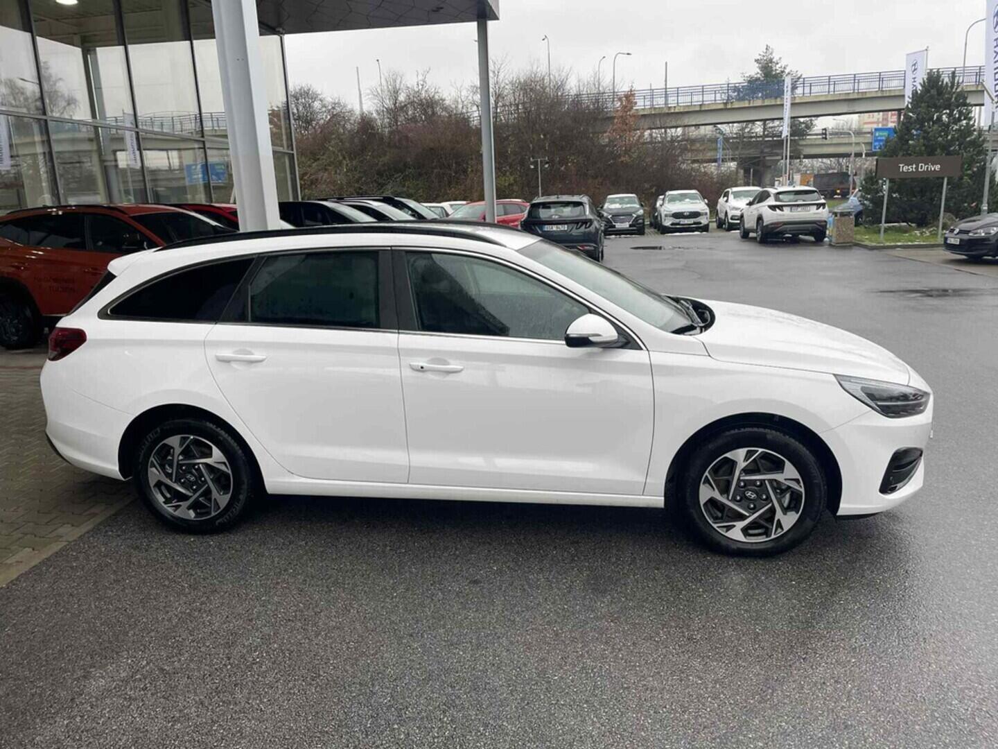 OC199V01034_17.webp_I30 Style 1.5 DPI 70 kW manuál, DPH