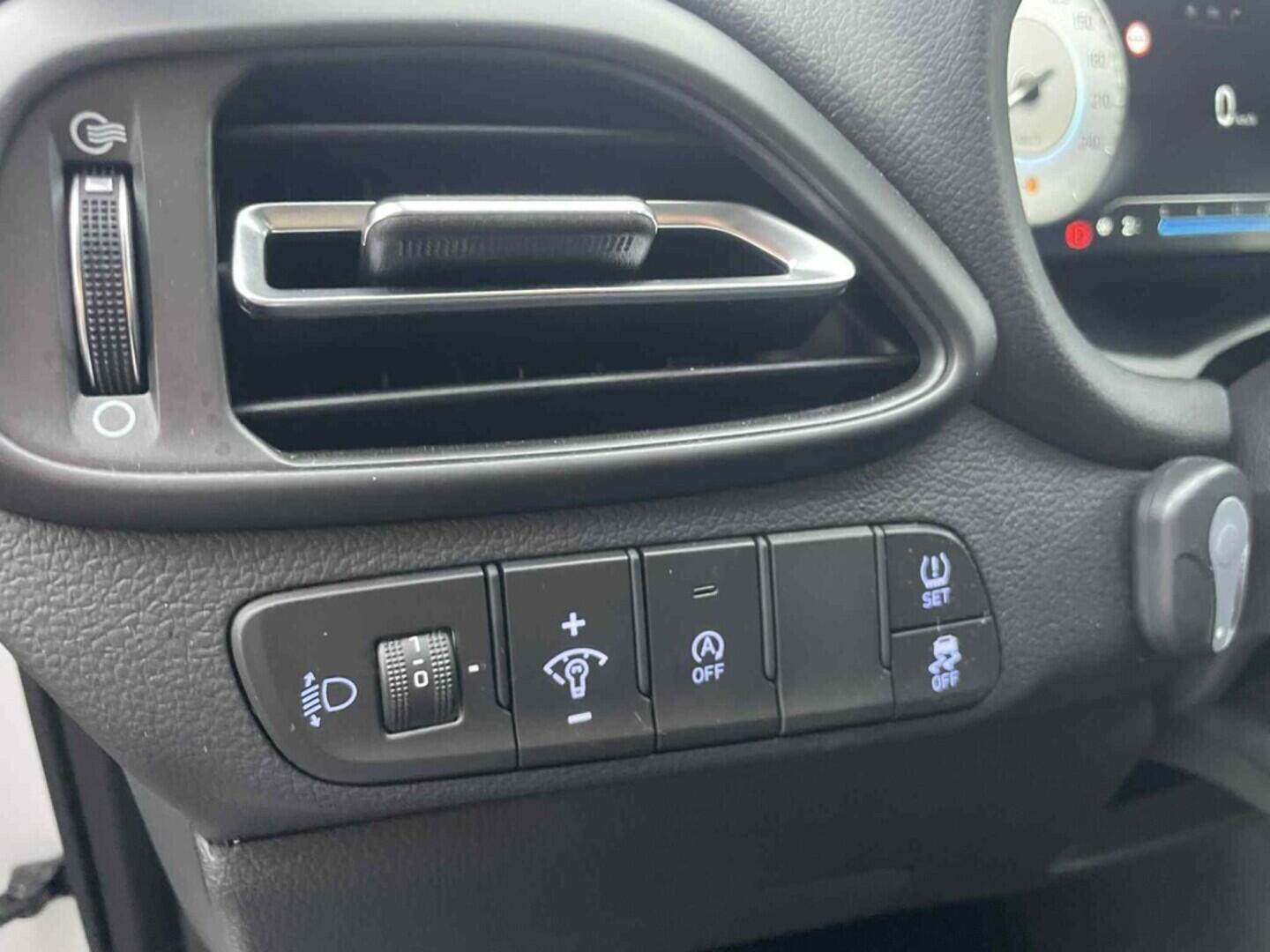 OC199V01034_20.webp_I30 Style 1.5 DPI 70 kW manuál, DPH