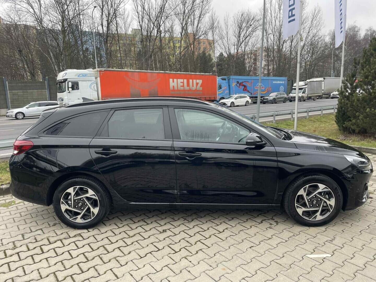 OC199V01042_16.webp_I30 Smart Climate 1.5 DPI 70 kW manuál, DPH