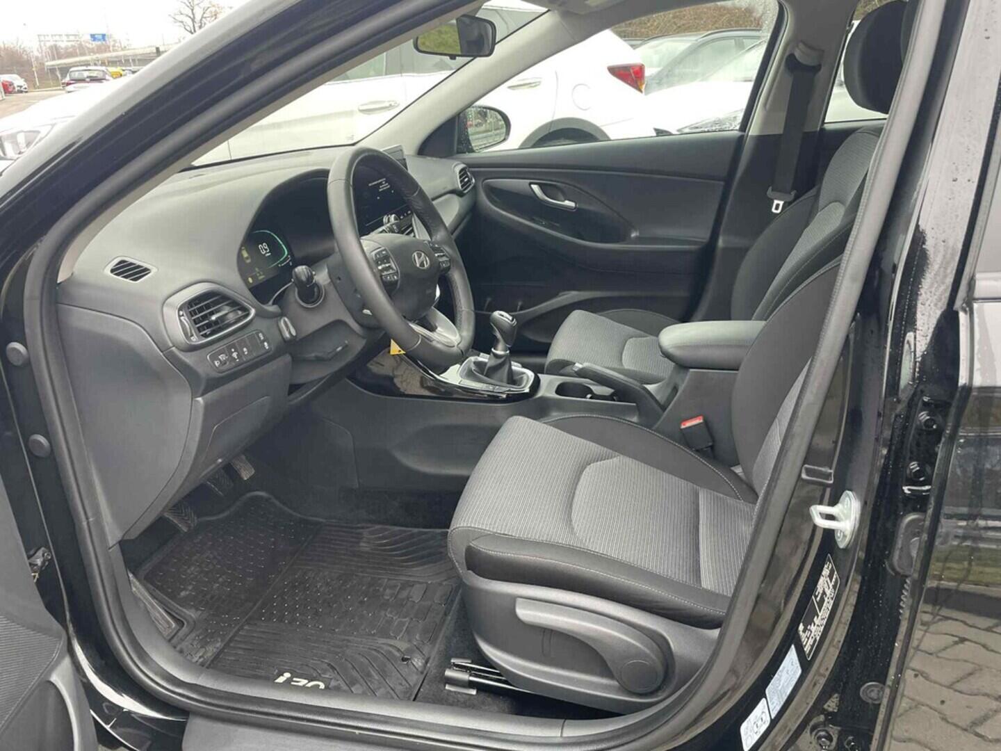 OC199V01042_18.webp_I30 Smart Climate 1.5 DPI 70 kW manuál, DPH