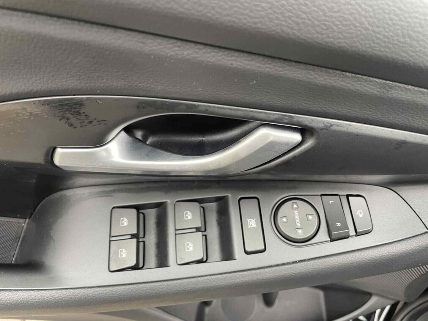 OC199V01042_20.webp_I30 Smart Climate 1.5 DPI 70 kW manuál, DPH