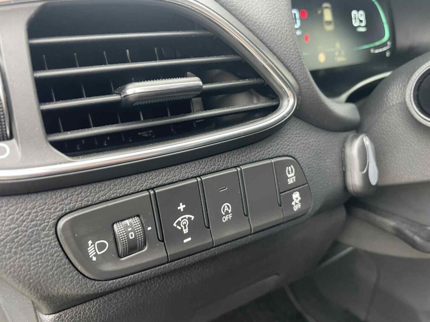 OC199V01042_21.webp_I30 Smart Climate 1.5 DPI 70 kW manuál, DPH