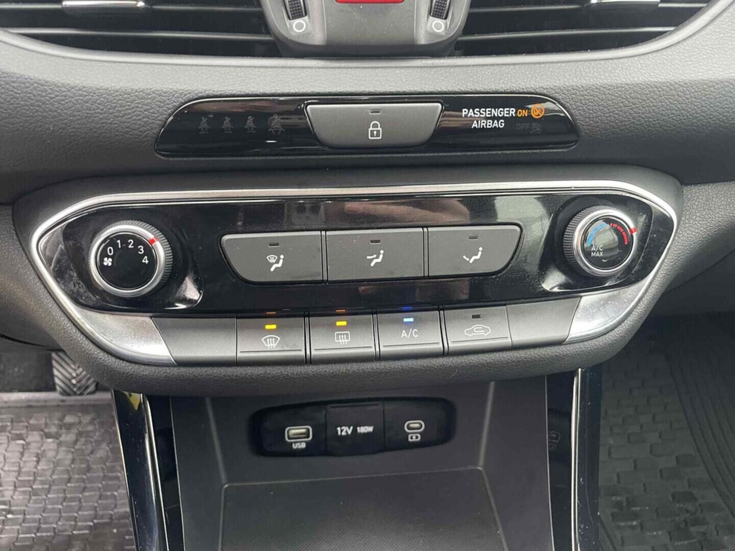 OC199V01042_26.webp_I30 Smart Climate 1.5 DPI 70 kW manuál, DPH