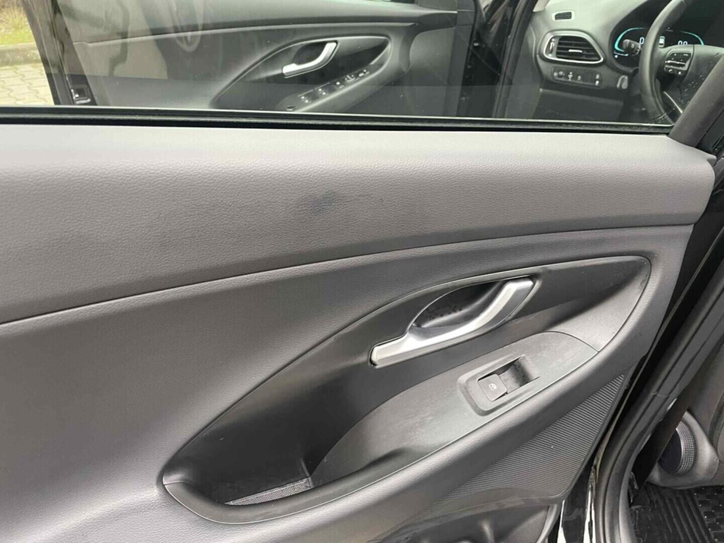 OC199V01042_28.webp_I30 Smart Climate 1.5 DPI 70 kW manuál, DPH