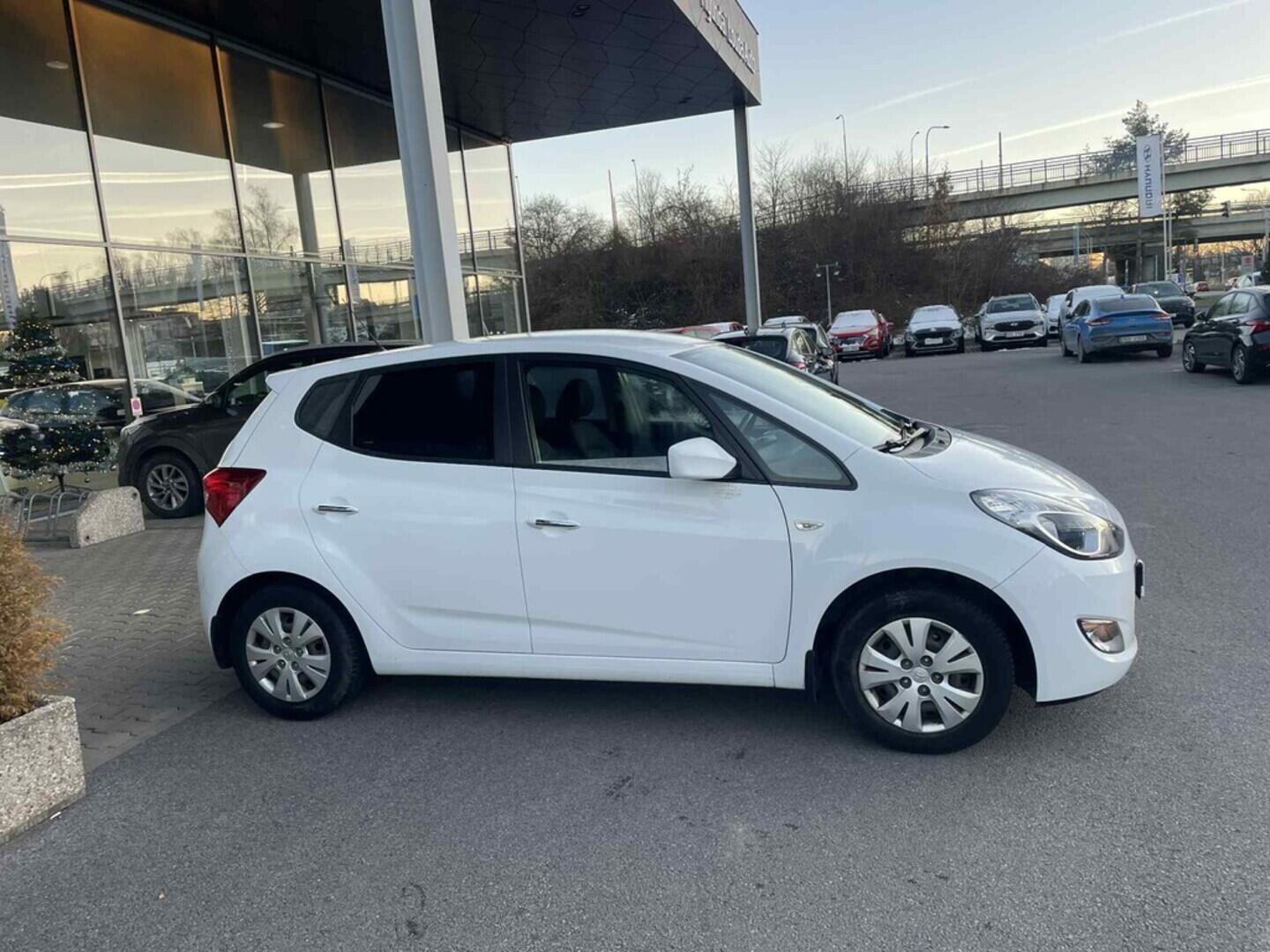 OC199V01050_17.webp_IX20 Trikolor 1.4  66 kW manuál