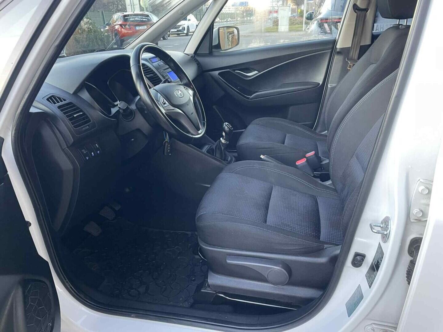 OC199V01050_18.webp_IX20 Trikolor 1.4  66 kW manuál