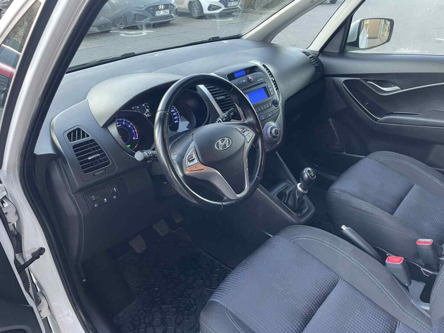 OC199V01050_19.webp_IX20 Trikolor 1.4  66 kW manuál