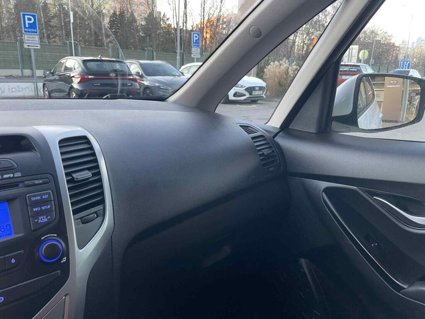 OC199V01050_26.webp_IX20 Trikolor 1.4  66 kW manuál