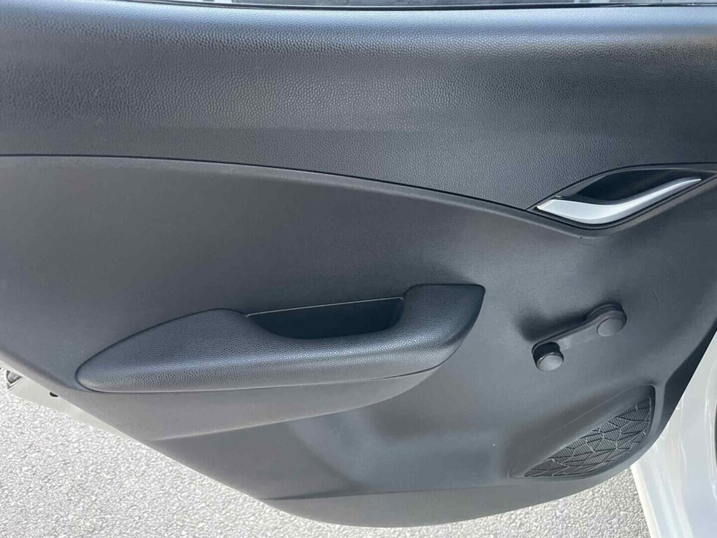 OC199V01050_28.webp_IX20 Trikolor 1.4  66 kW manuál