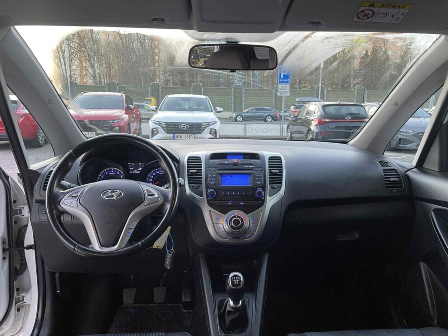 OC199V01050_29.webp_IX20 Trikolor 1.4  66 kW manuál