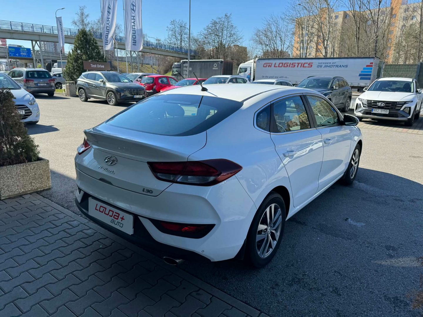 OC199V01109_14.webp_I30 FASTBACK Comfort 1.0 TGDI 88 kW manuál